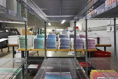 流水的爆款，铁打的潘通色 揭秘全球色彩权威的色卡制作工艺与产品设计